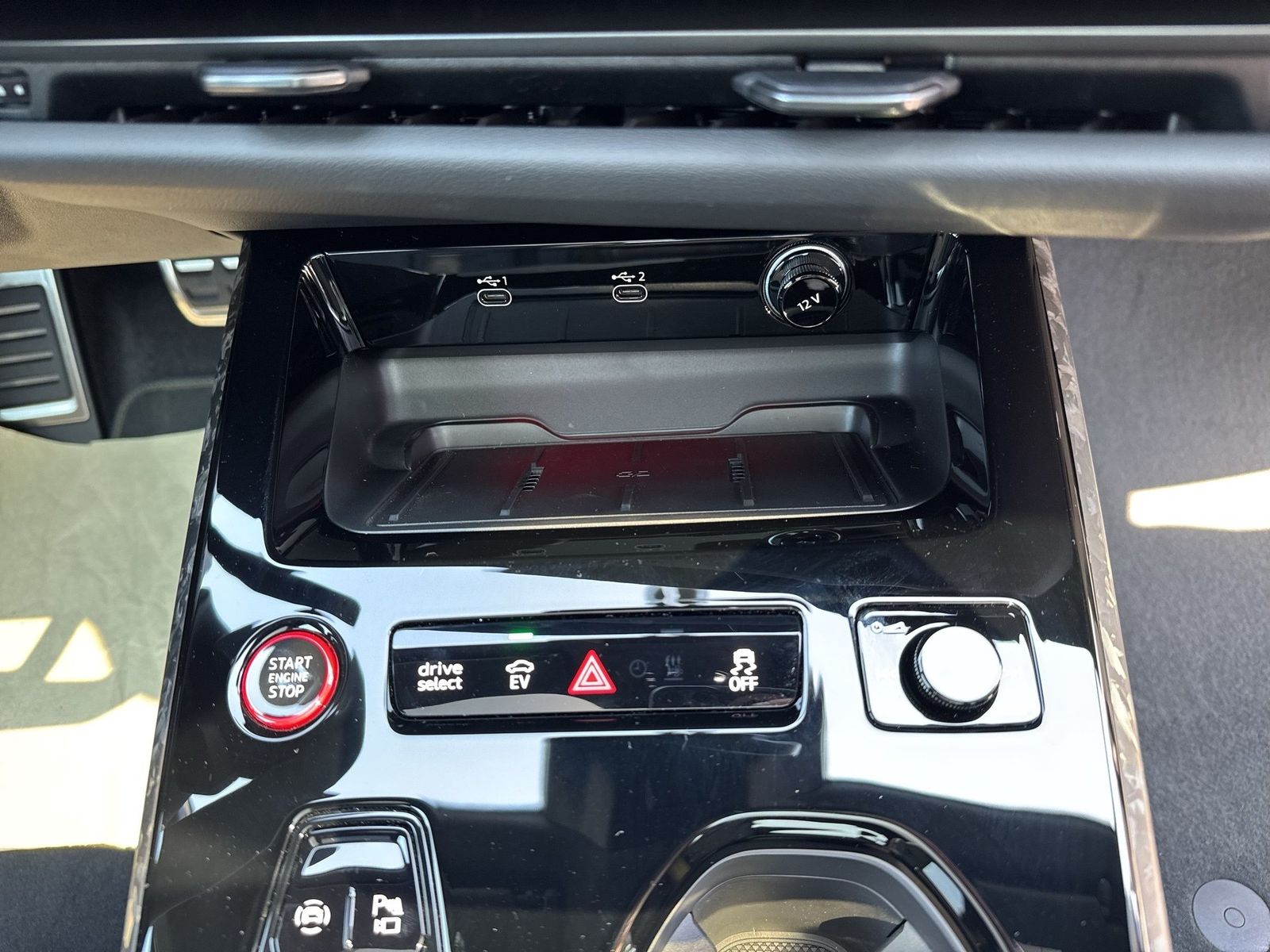 Fahrzeugabbildung Audi RS 5 Limousine 470 kW tiptronic Sport Paket|Kera - mit KI generiert/bearbeitet