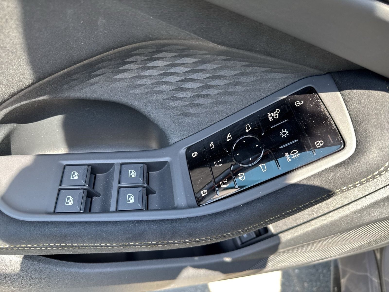 Fahrzeugabbildung Audi RS 5 Limousine 470 kW tiptronic Sport Paket|Kera - mit KI generiert/bearbeitet