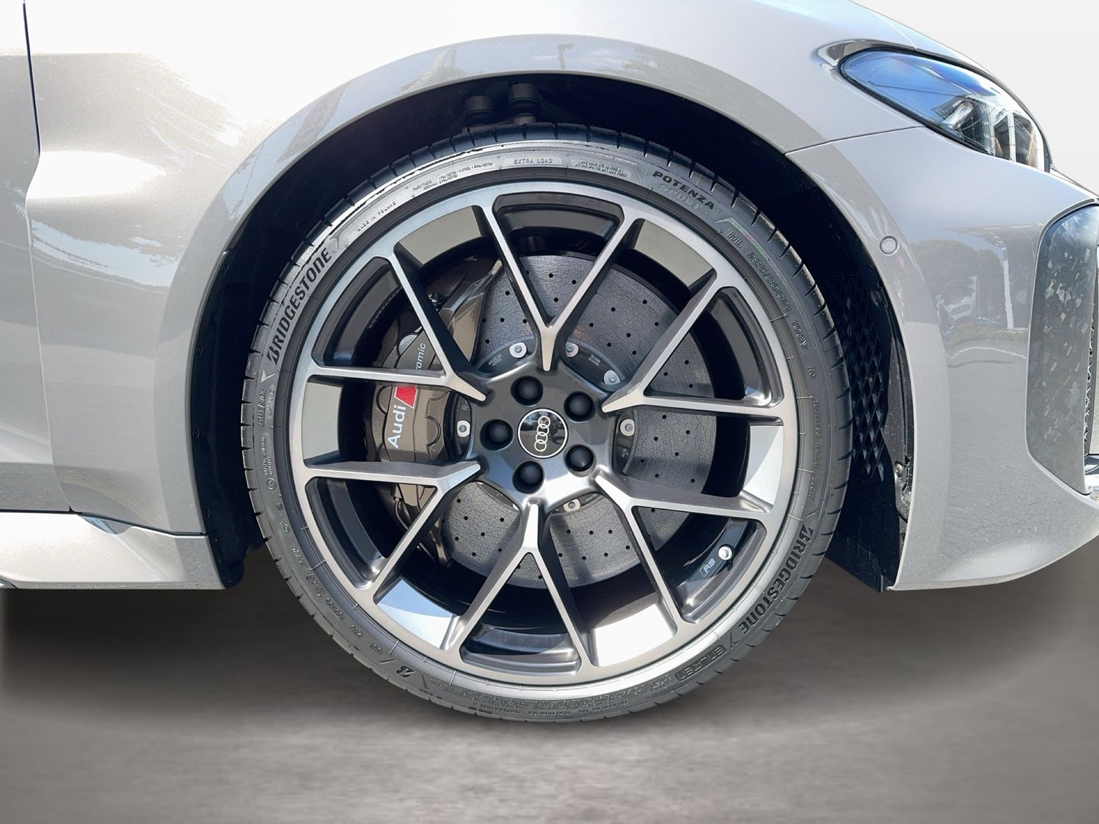 Fahrzeugabbildung Audi RS 5 Limousine 470 kW tiptronic Sport Paket|Kera - mit KI generiert/bearbeitet