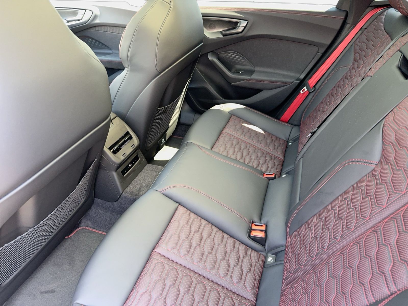 Fahrzeugabbildung Audi RS 5 Avant TFSIe quattro Sport Paket|Keramik