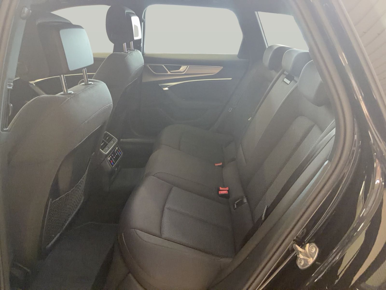 Fahrzeugabbildung Audi A6 Avant 45 TDI quattro S tronic Sport Matrix AH - mit KI generiert/bearbeitet