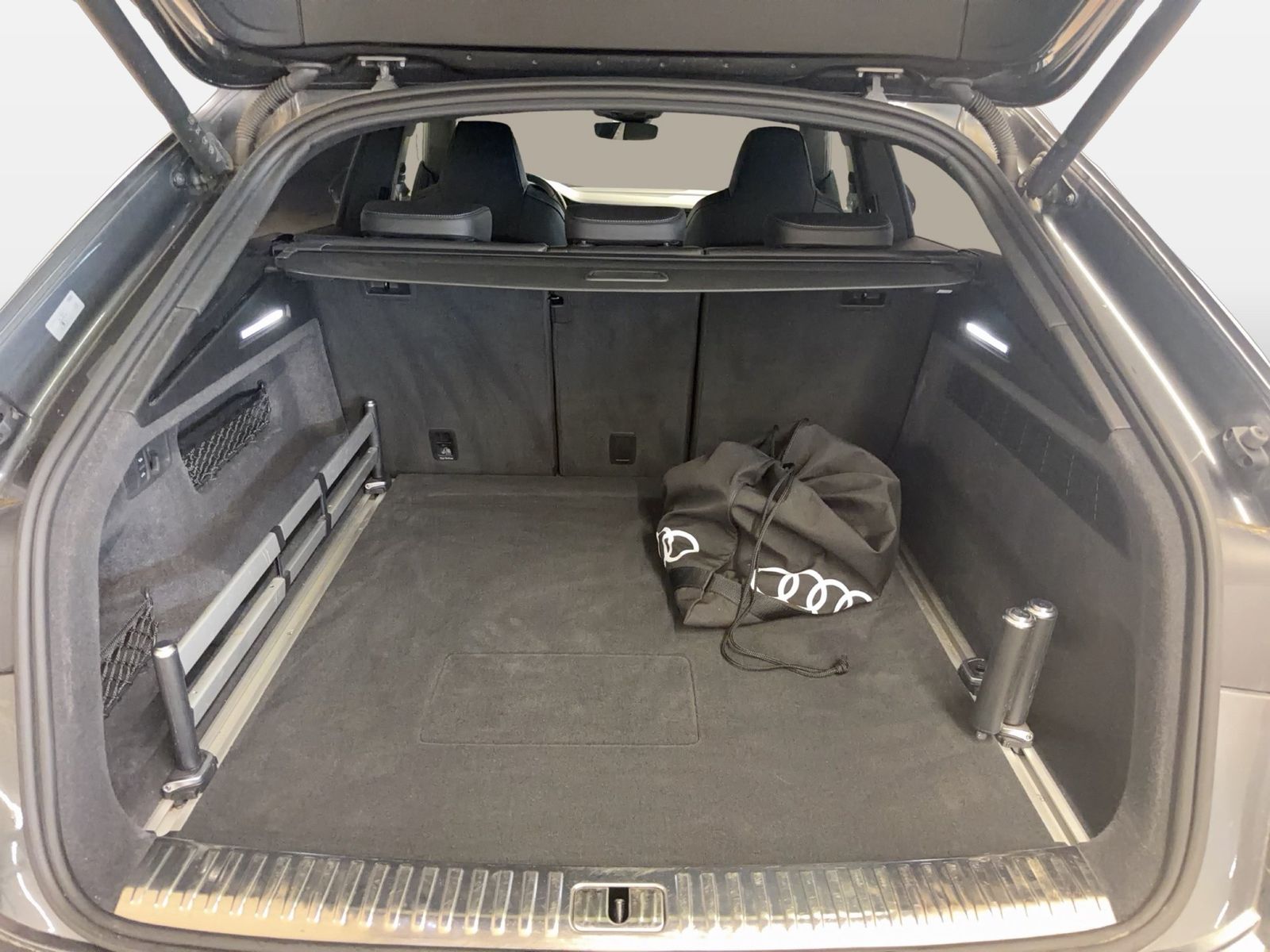 Fahrzeugabbildung Audi Q8 60 TFSI e quattro 2022 Matrix B&O HUD Luft LM