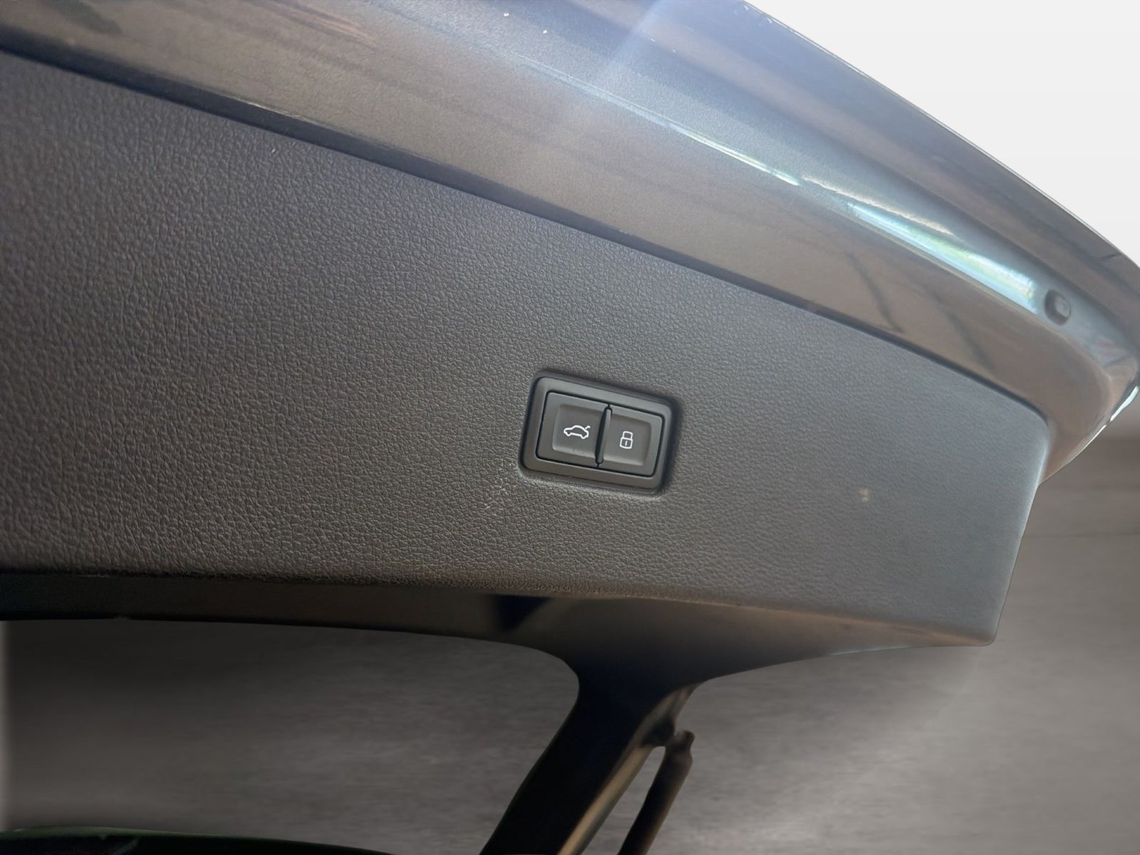 Fahrzeugabbildung Audi Q8 60 TFSI e quattro 2022 Matrix B&O HUD Luft LM