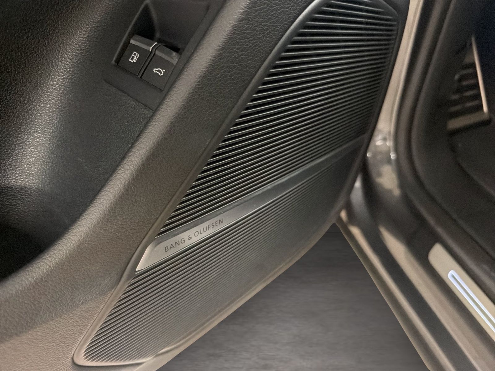 Fahrzeugabbildung Audi Q8 60 TFSI e quattro 2022 Matrix B&O HUD Luft LM