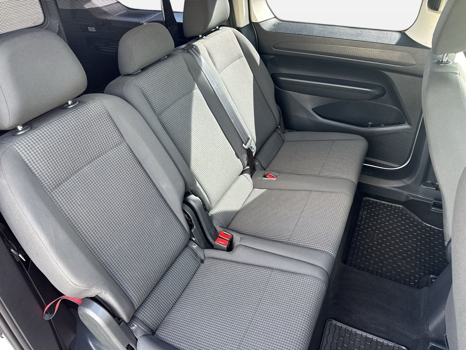 Fahrzeugabbildung Volkswagen Caddy Cargo Maxi 2.0 l TDI EU6 75 kW 6-Gang-Scha - mit KI generiert/bearbeitet
