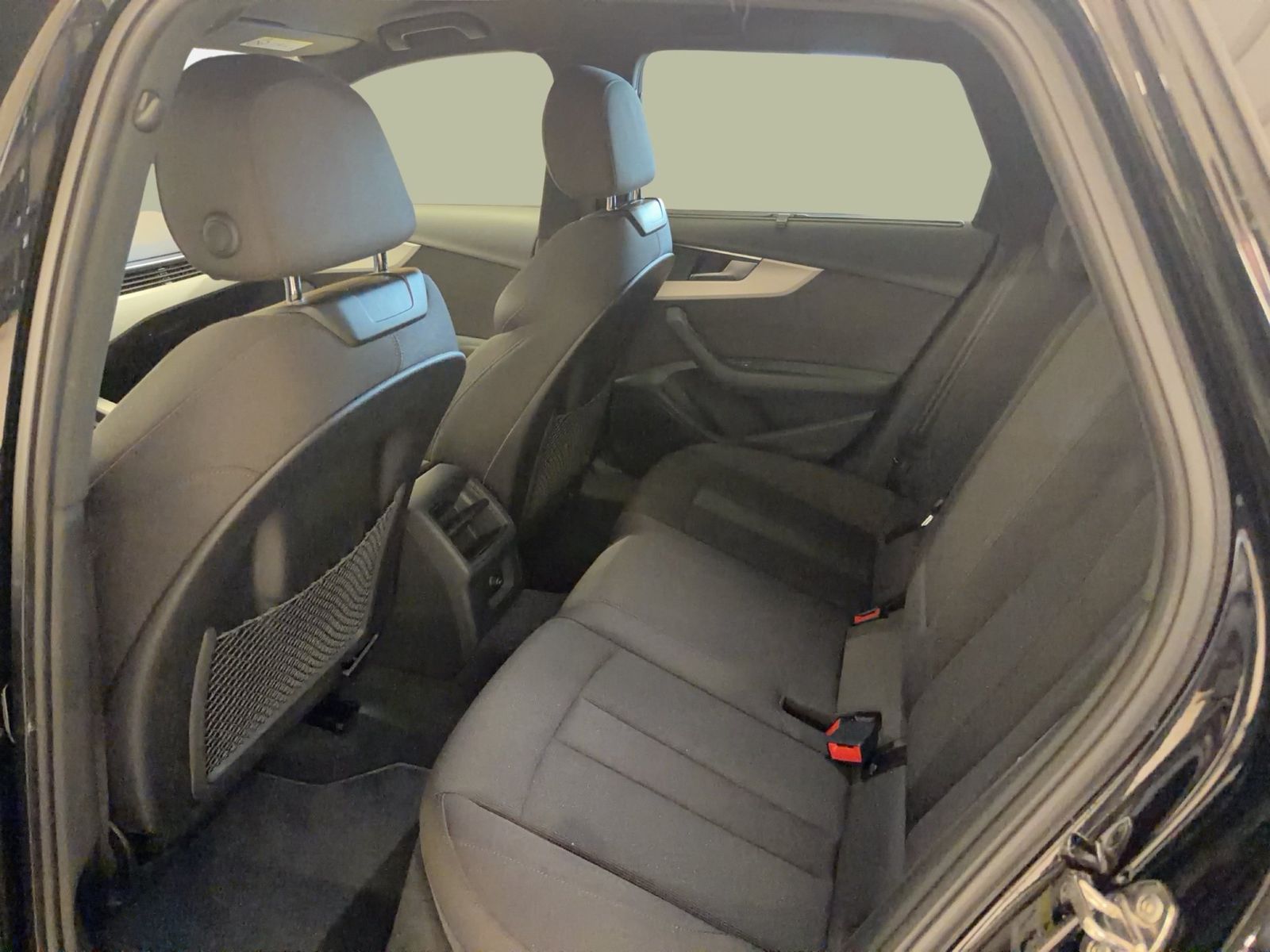 Fahrzeugabbildung Audi A4 Avant 35 TDI 2023 (Facelift) AHK LED Navi PDC