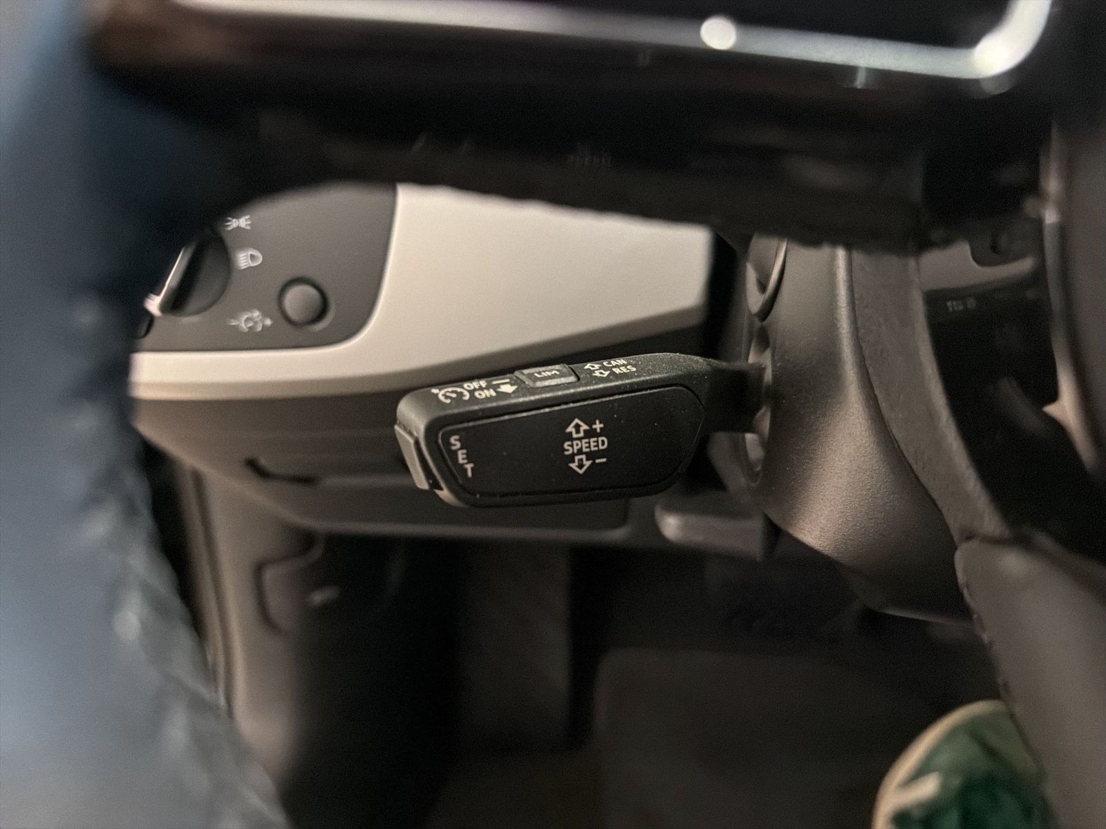 Fahrzeugabbildung Audi A4 Avant 35 TDI 2023 (Facelift) AHK LED Navi PDC