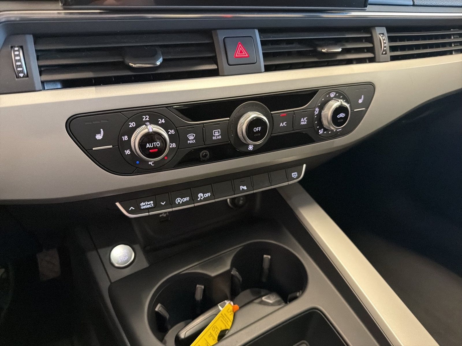 Fahrzeugabbildung Audi A4 Avant 35 TDI 2023 (Facelift) AHK LED Navi PDC