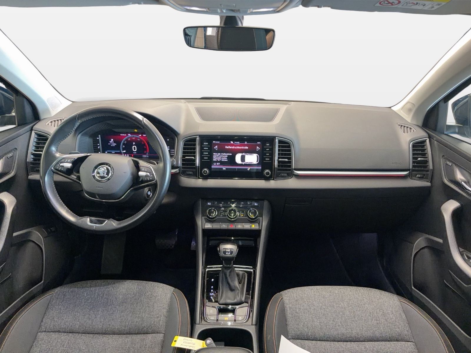 Fahrzeug autohaus mense Fahrzeugabbildung SKODA Karoq Clever 2.0l TDI 110kW 7-Gang-DSG 4x4 AHK P - mit KI generiert/bearbeitet
