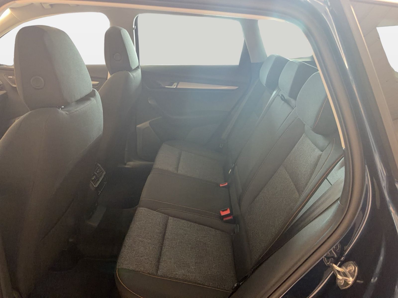 Fahrzeug autohaus mense Fahrzeugabbildung SKODA Karoq Clever 2.0l TDI 110kW 7-Gang-DSG 4x4 AHK P - mit KI generiert/bearbeitet
