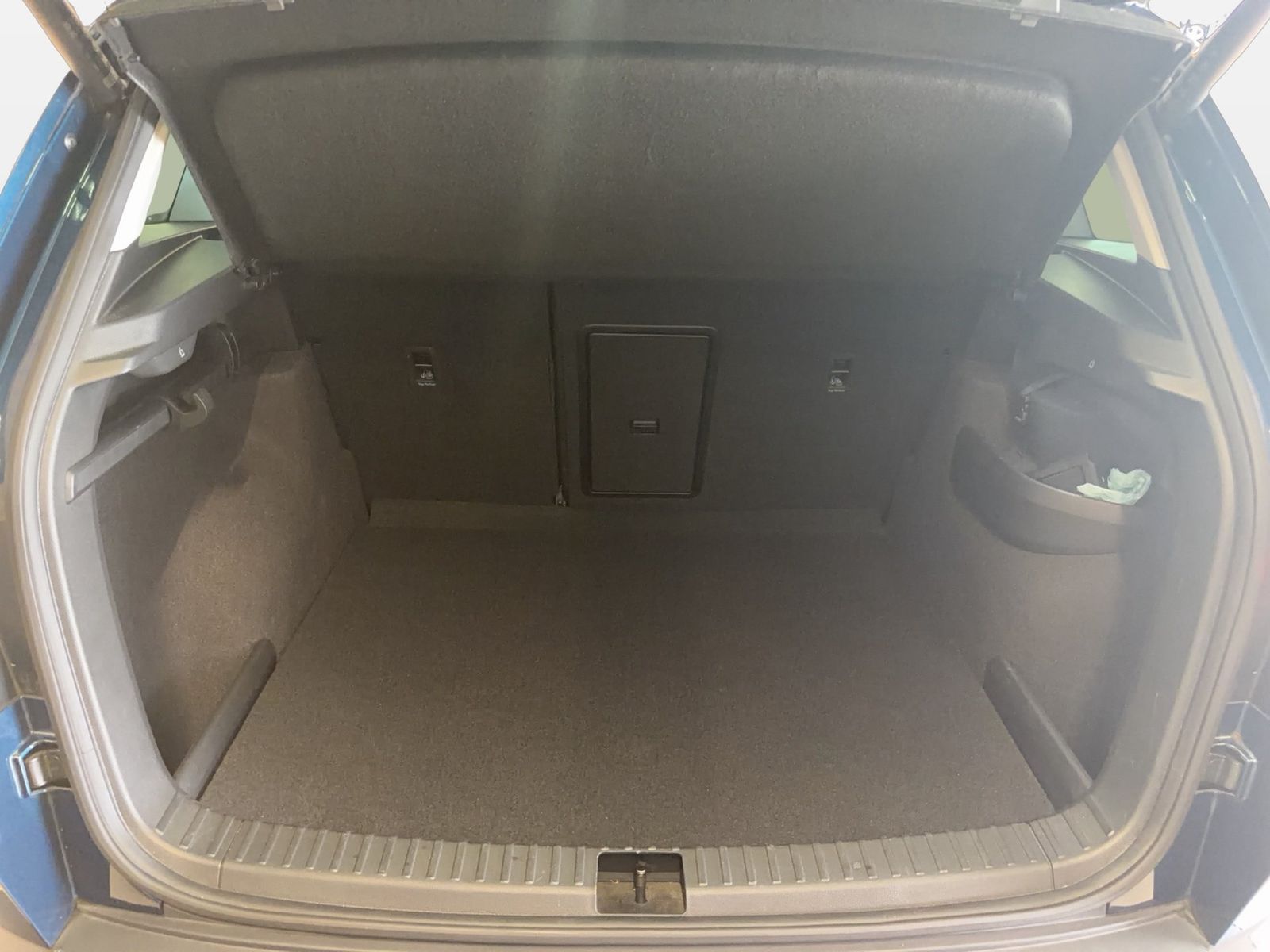 Fahrzeug autohaus mense Fahrzeugabbildung SKODA Karoq Clever 2.0l TDI 110kW 7-Gang-DSG 4x4 AHK P - mit KI generiert/bearbeitet
