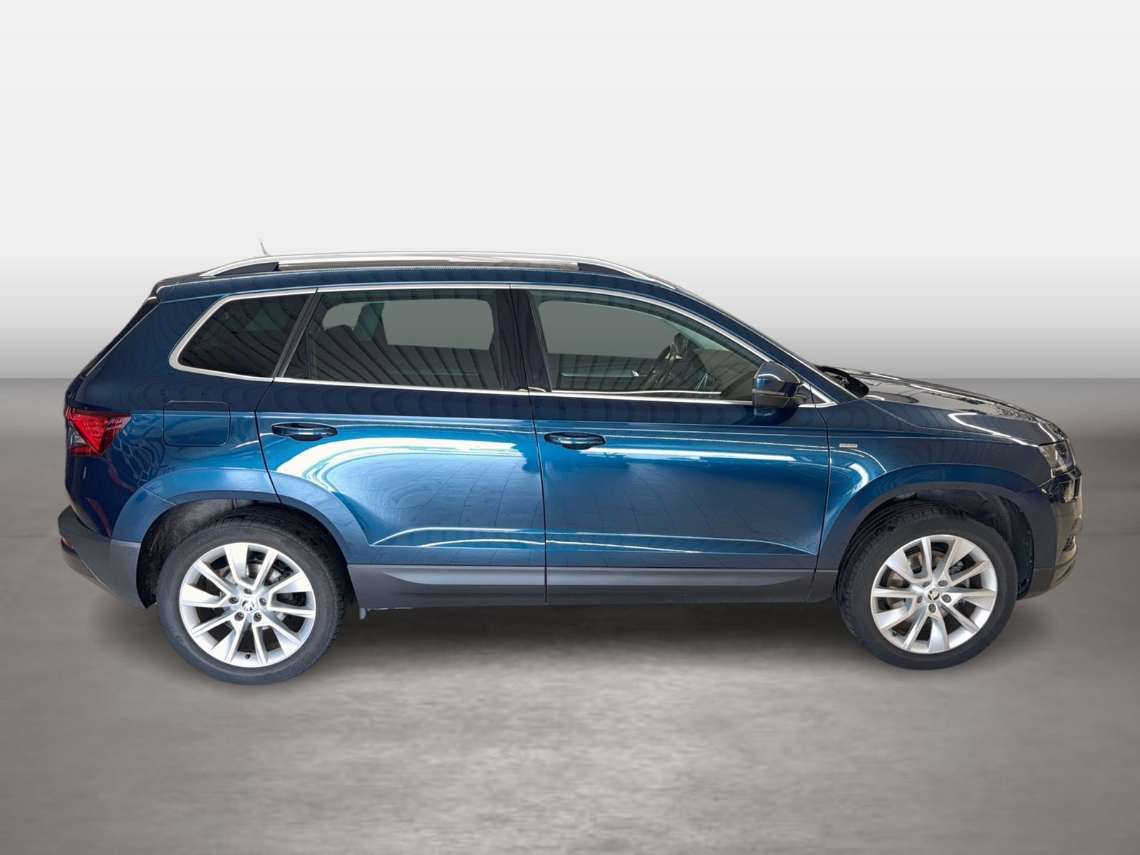 Fahrzeug autohaus mense Fahrzeugabbildung SKODA Karoq Clever 2.0l TDI 110kW 7-Gang-DSG 4x4 AHK P - mit KI generiert/bearbeitet