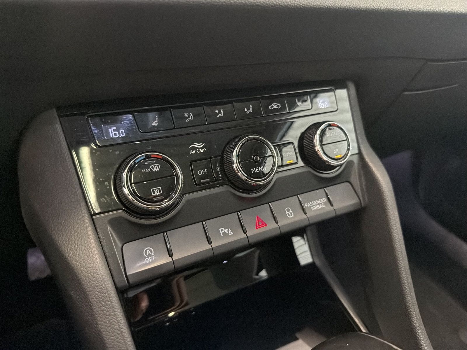Fahrzeug autohaus mense Fahrzeugabbildung SKODA Karoq Clever 2.0l TDI 110kW 7-Gang-DSG 4x4 AHK P - mit KI generiert/bearbeitet