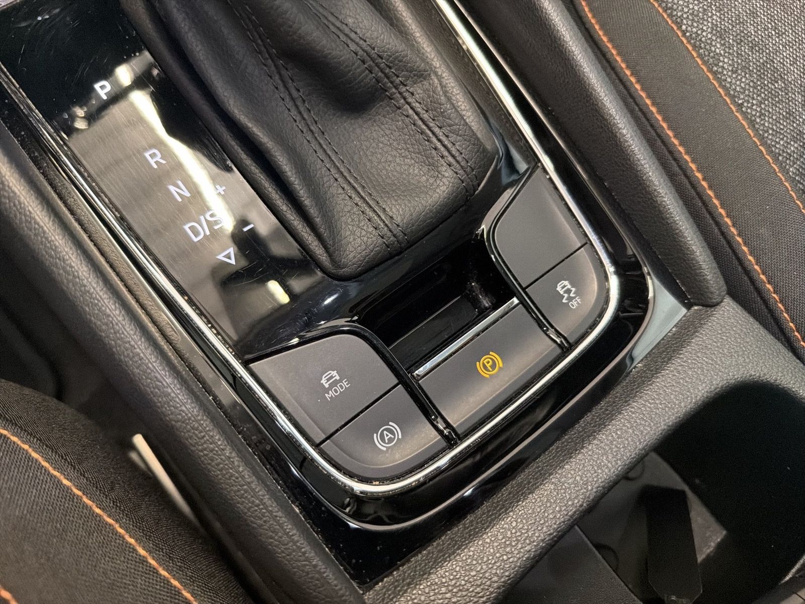 Fahrzeug autohaus mense Fahrzeugabbildung SKODA Karoq Clever 2.0l TDI 110kW 7-Gang-DSG 4x4 AHK P - mit KI generiert/bearbeitet