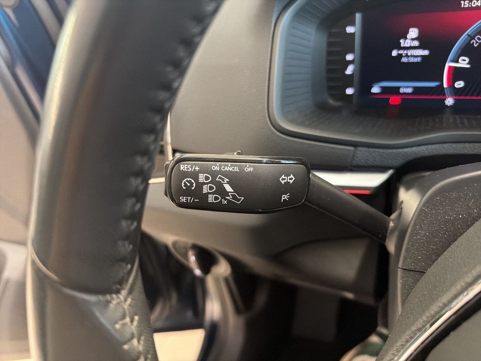 Fahrzeug autohaus mense Fahrzeugabbildung SKODA Karoq Clever 2.0l TDI 110kW 7-Gang-DSG 4x4 AHK P - mit KI generiert/bearbeitet