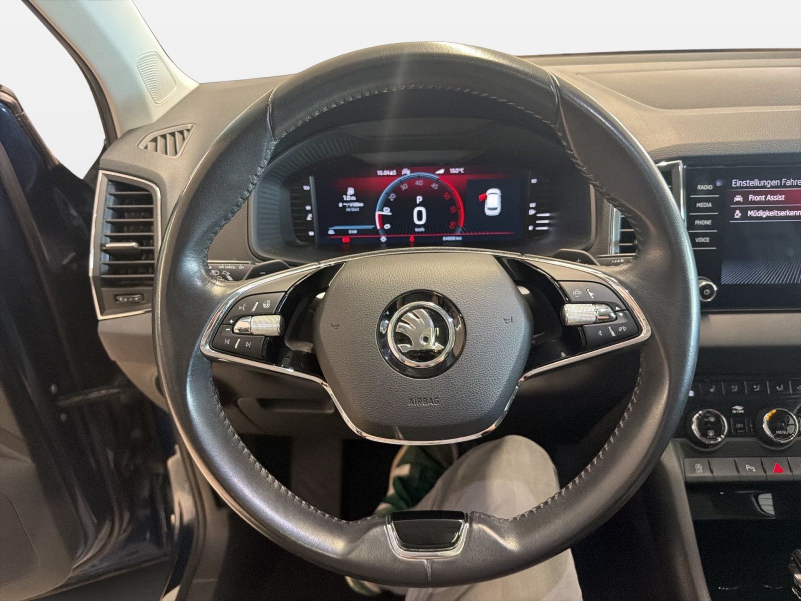 Fahrzeug autohaus mense Fahrzeugabbildung SKODA Karoq Clever 2.0l TDI 110kW 7-Gang-DSG 4x4 AHK P - mit KI generiert/bearbeitet