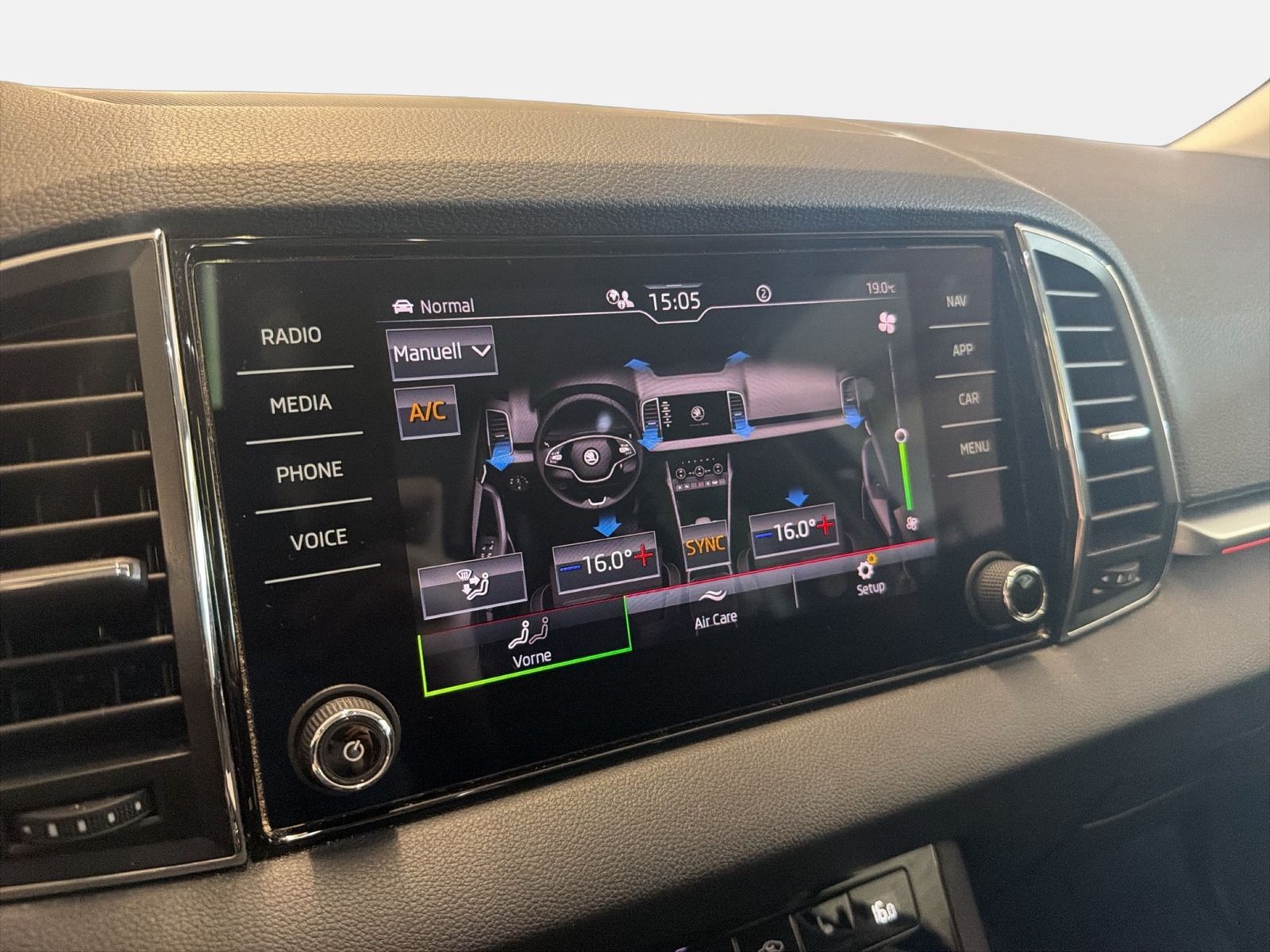 Fahrzeug autohaus mense Fahrzeugabbildung SKODA Karoq Clever 2.0l TDI 110kW 7-Gang-DSG 4x4 AHK P - mit KI generiert/bearbeitet