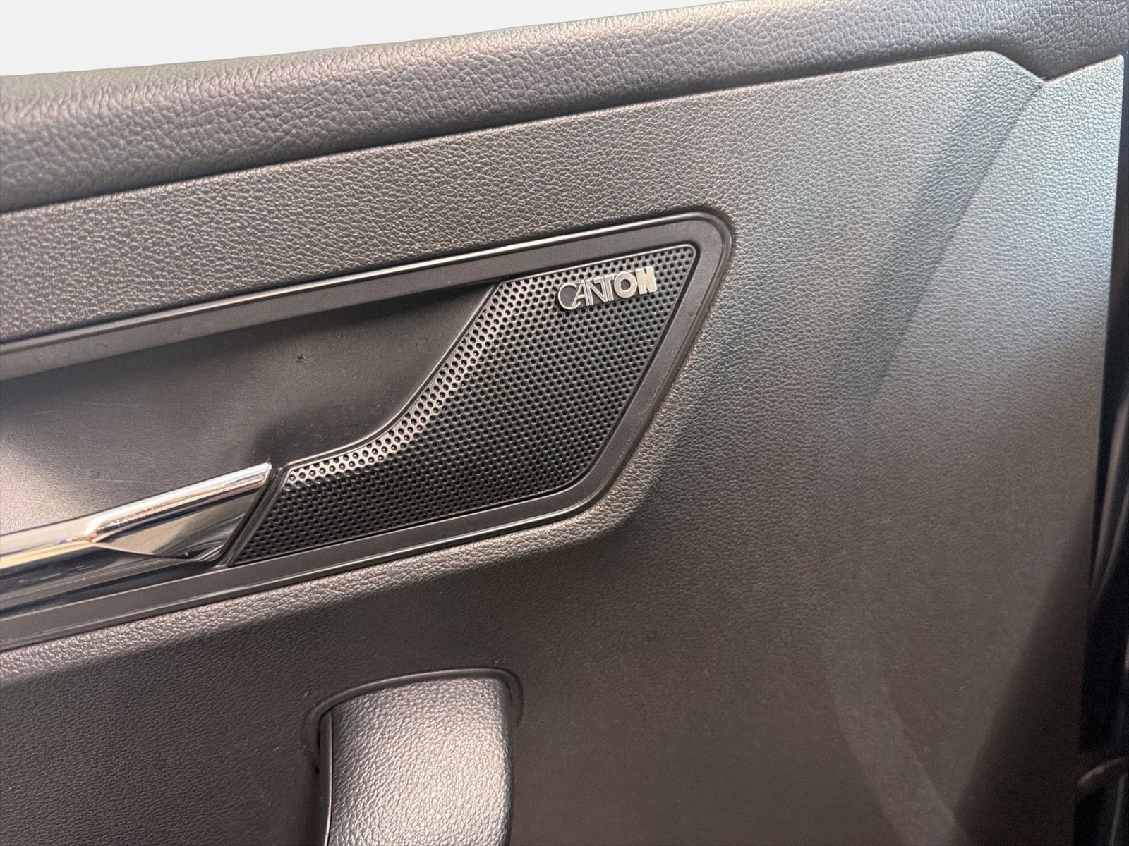 Fahrzeug autohaus mense Fahrzeugabbildung SKODA Karoq Clever 2.0l TDI 110kW 7-Gang-DSG 4x4 AHK P - mit KI generiert/bearbeitet