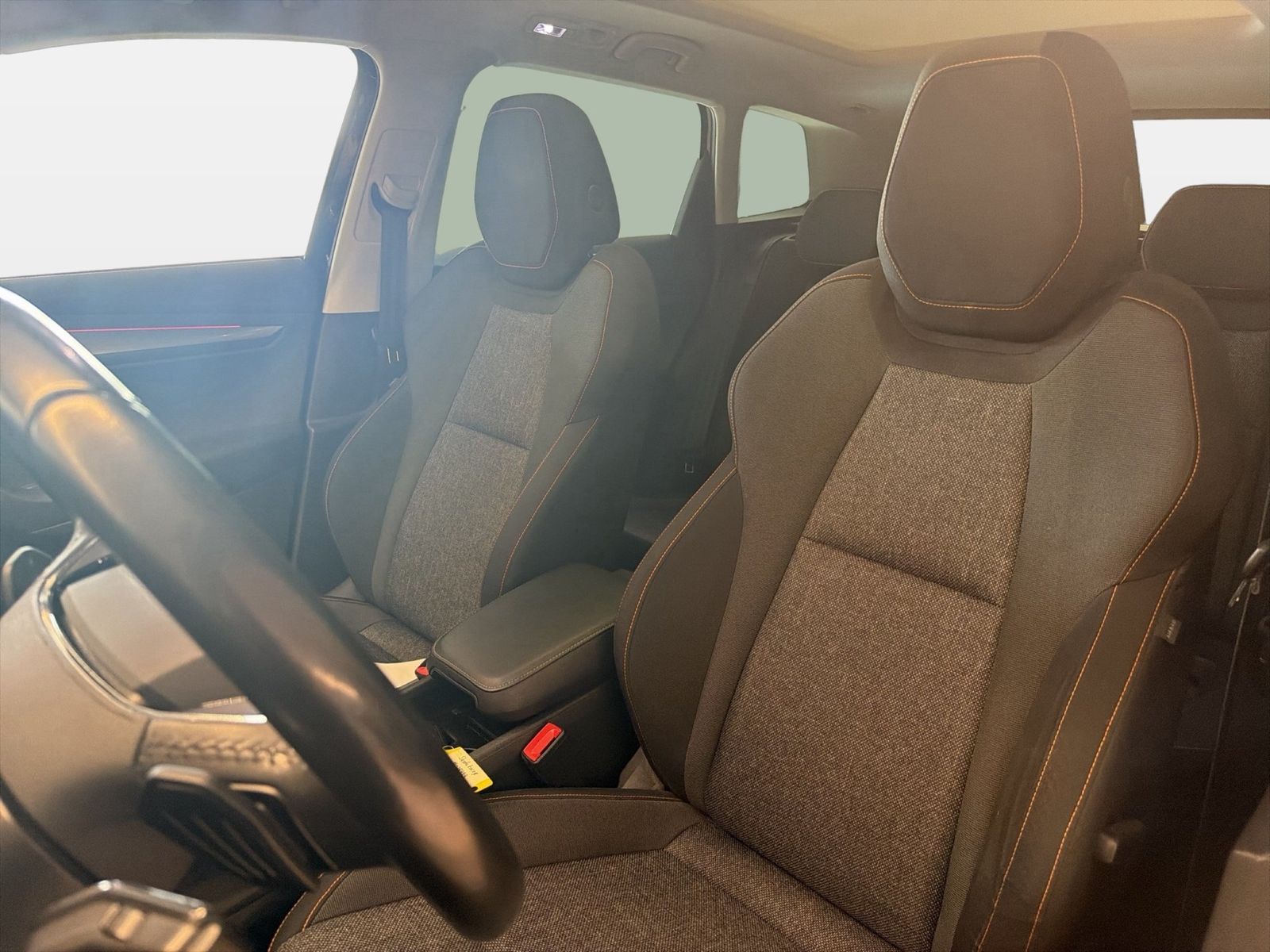 Fahrzeug autohaus mense Fahrzeugabbildung SKODA Karoq Clever 2.0l TDI 110kW 7-Gang-DSG 4x4 AHK P - mit KI generiert/bearbeitet