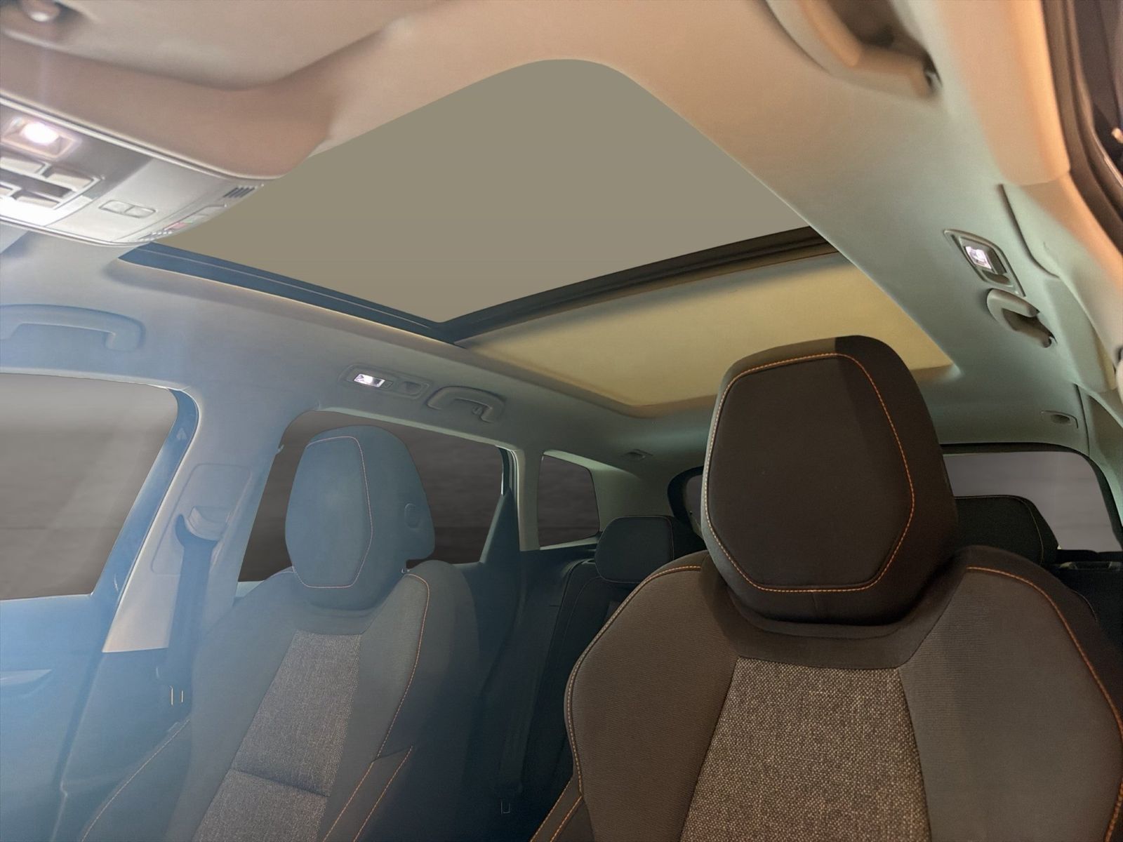 Fahrzeug autohaus mense Fahrzeugabbildung SKODA Karoq Clever 2.0l TDI 110kW 7-Gang-DSG 4x4 AHK P - mit KI generiert/bearbeitet