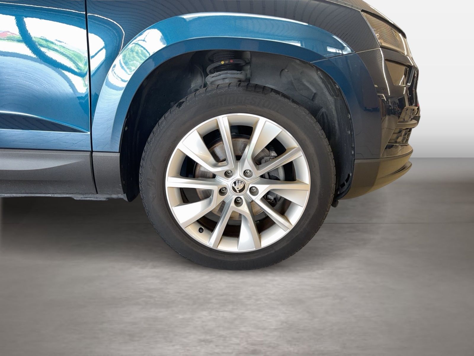 Fahrzeug autohaus mense Fahrzeugabbildung SKODA Karoq Clever 2.0l TDI 110kW 7-Gang-DSG 4x4 AHK P - mit KI generiert/bearbeitet