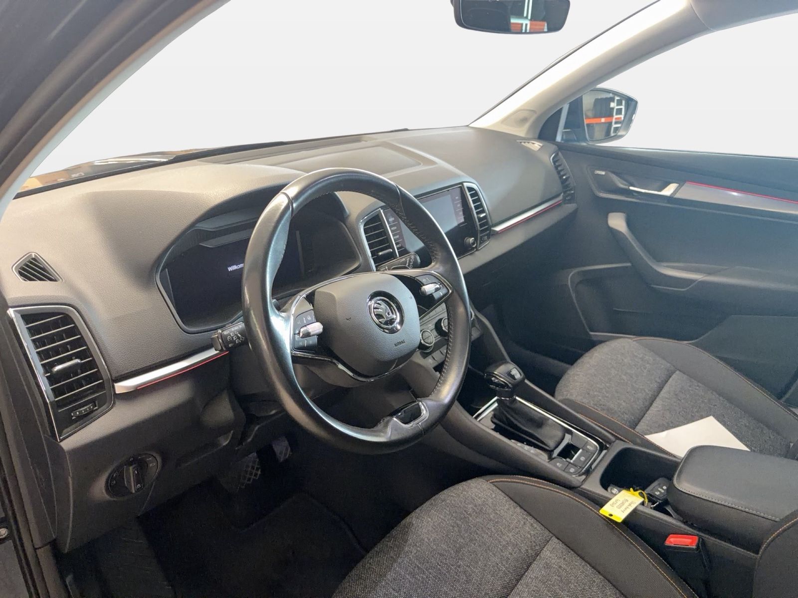 Fahrzeug autohaus mense Fahrzeugabbildung SKODA Karoq Clever 2.0l TDI 110kW 7-Gang-DSG 4x4 AHK P - mit KI generiert/bearbeitet