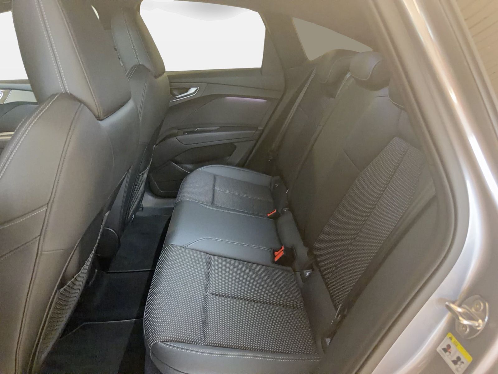 Fahrzeugabbildung Audi Q4 e-tron Sportback 40 e-tron 2023 AHK Standhzg