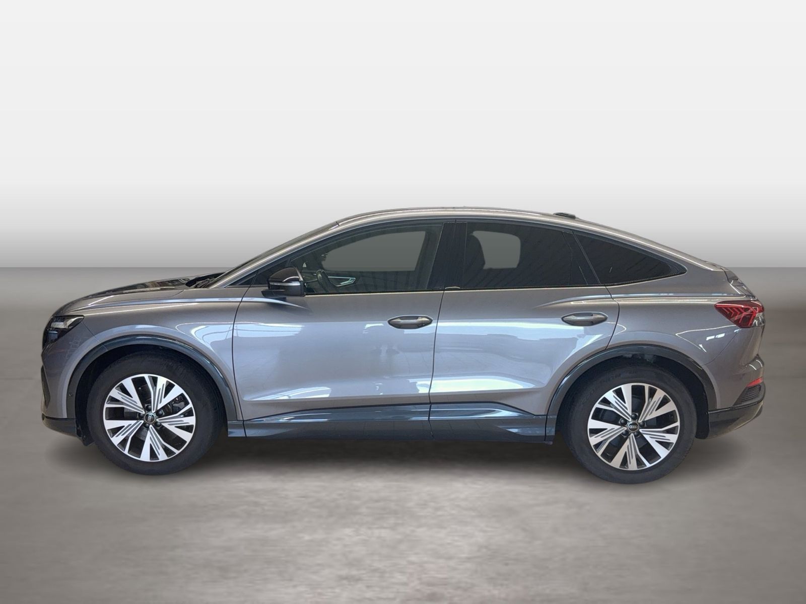 Fahrzeugabbildung Audi Q4 e-tron Sportback 40 e-tron 2023 AHK Standhzg