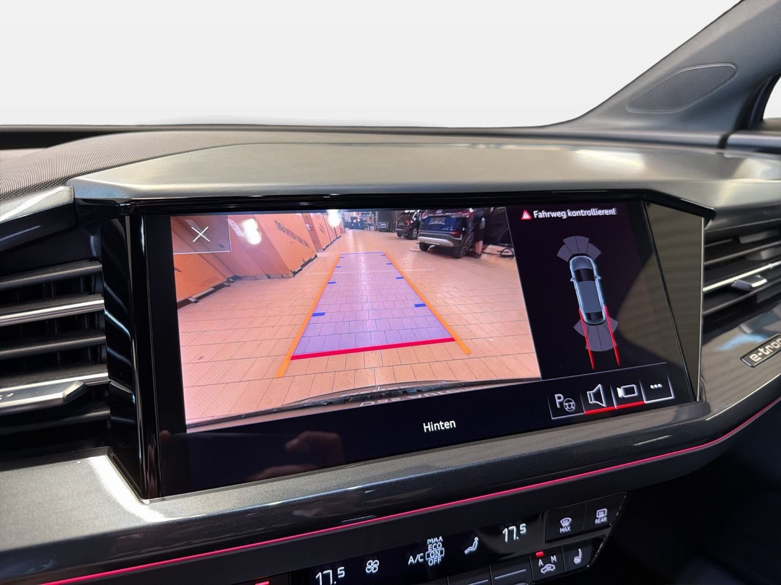 Fahrzeugabbildung Audi Q4 e-tron Sportback 40 e-tron 2023 AHK Standhzg