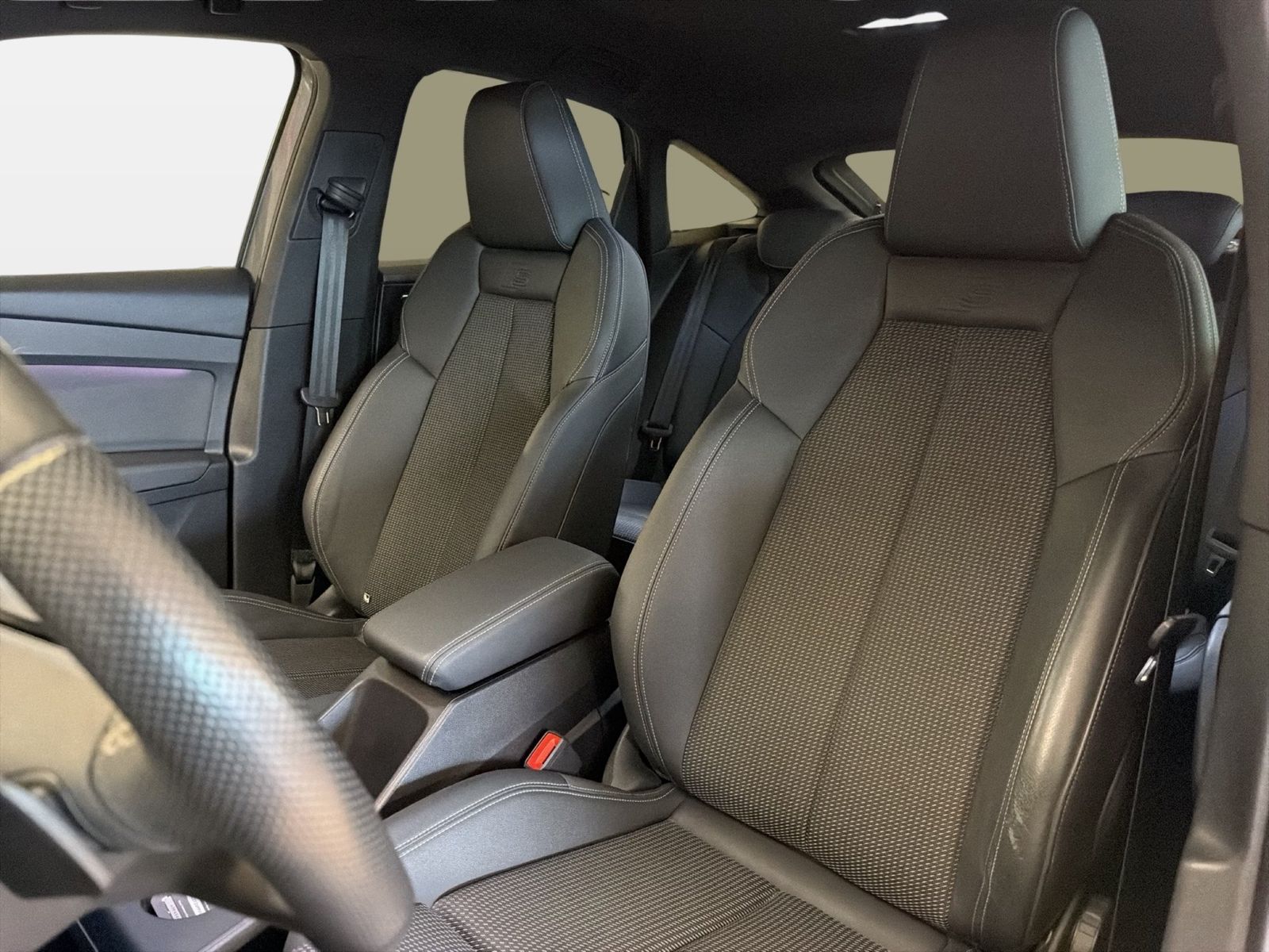 Fahrzeugabbildung Audi Q4 e-tron Sportback 40 e-tron 2023 AHK Standhzg