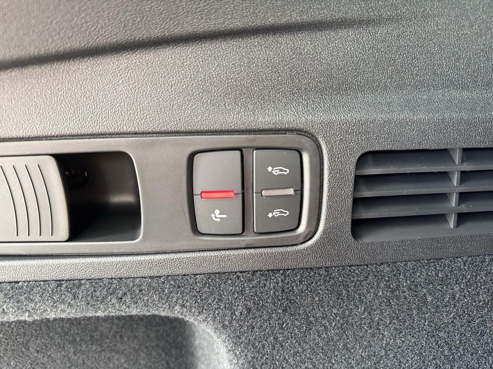 Fahrzeug autohaus mense Fahrzeugabbildung Audi Q5 SUV edition one mit Akzenten mythosschwarz e- - mit KI generiert/bearbeitet