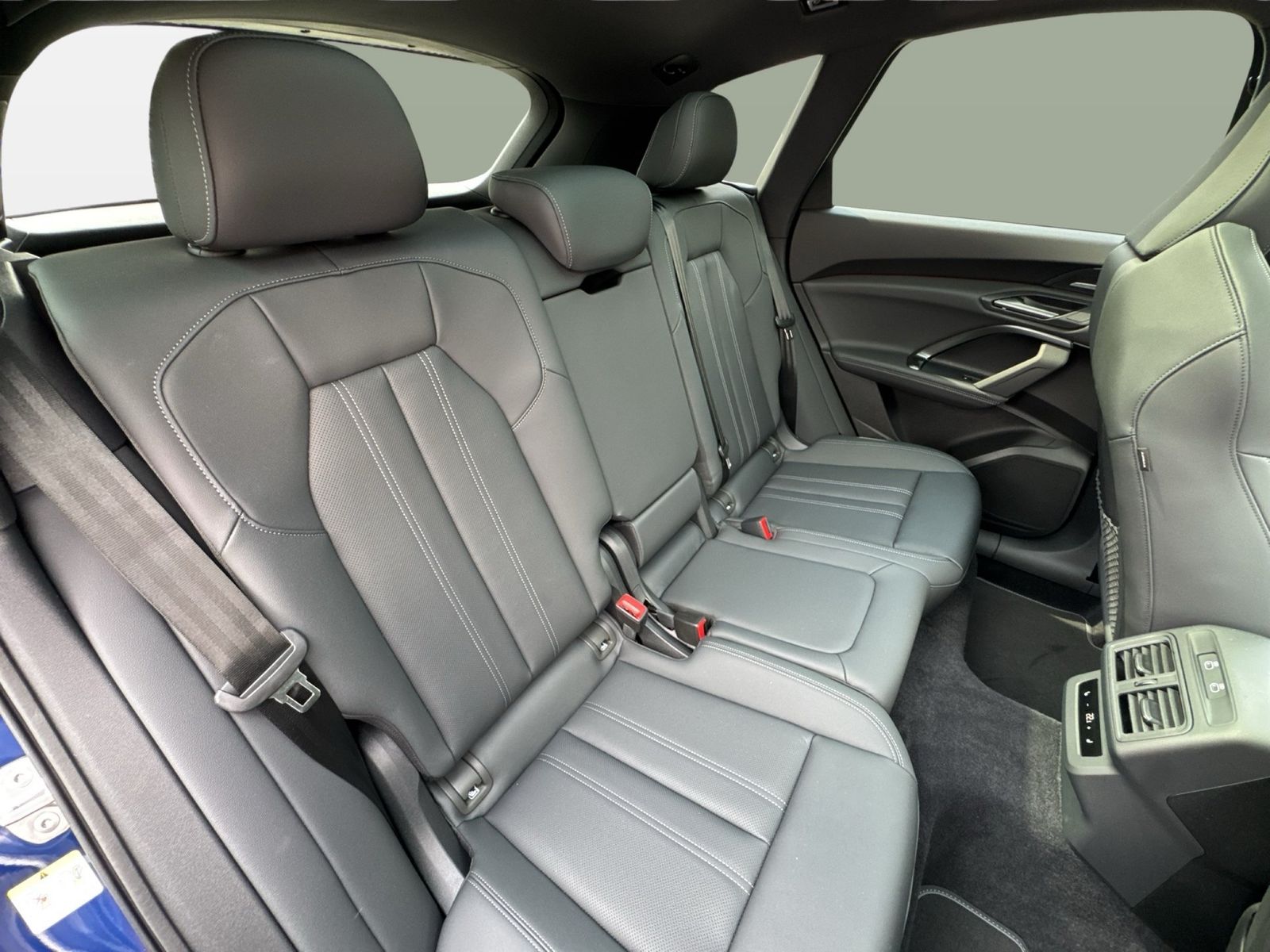 Fahrzeug autohaus mense Fahrzeugabbildung Audi Q5 SUV edition one mit Akzenten mythosschwarz e- - mit KI generiert/bearbeitet