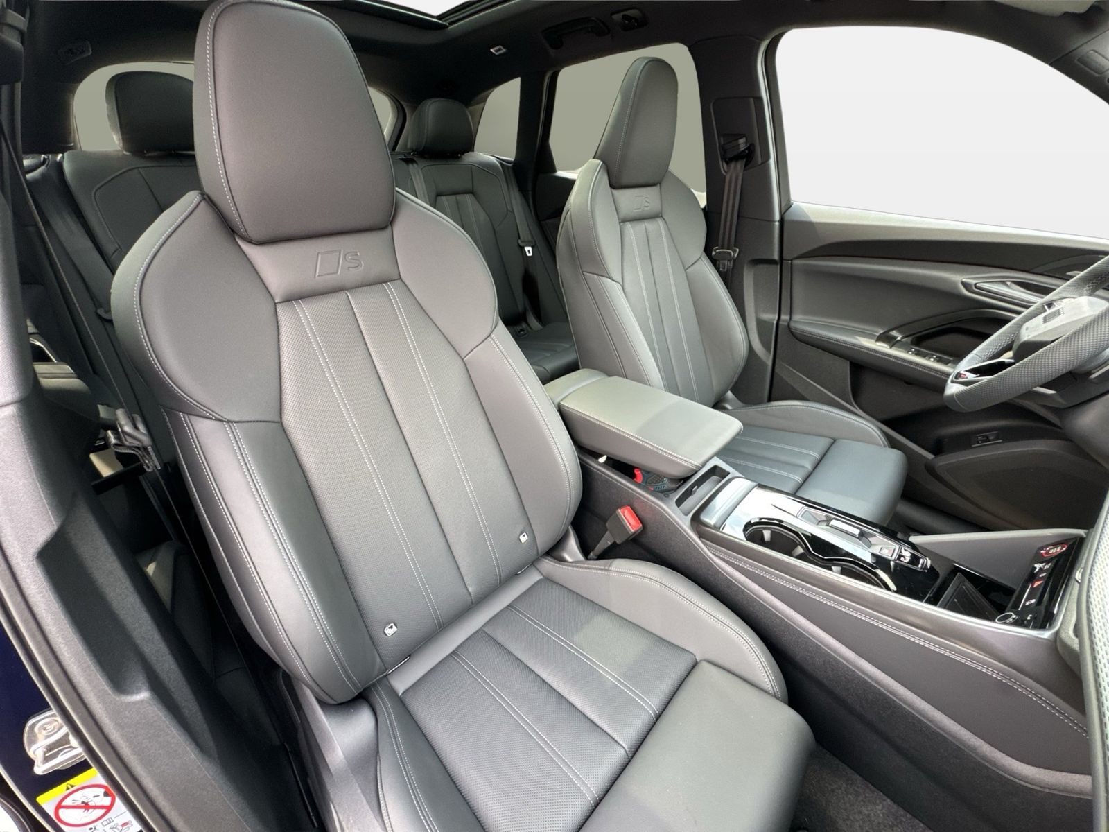 Fahrzeug autohaus mense Fahrzeugabbildung Audi Q5 SUV edition one mit Akzenten mythosschwarz e- - mit KI generiert/bearbeitet