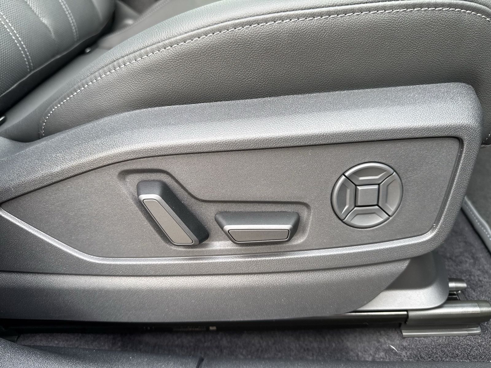 Fahrzeug autohaus mense Fahrzeugabbildung Audi Q5 SUV edition one mit Akzenten mythosschwarz e- - mit KI generiert/bearbeitet