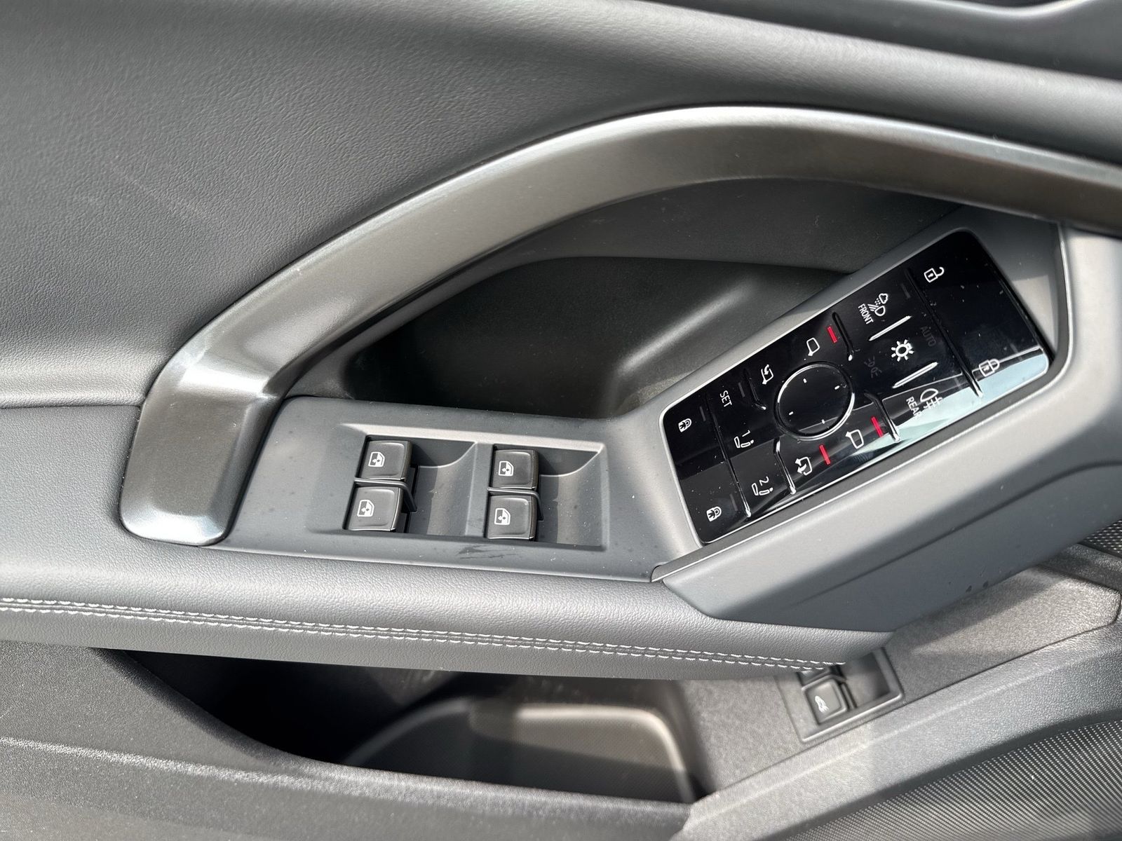 Fahrzeug autohaus mense Fahrzeugabbildung Audi Q5 SUV edition one mit Akzenten mythosschwarz e- - mit KI generiert/bearbeitet