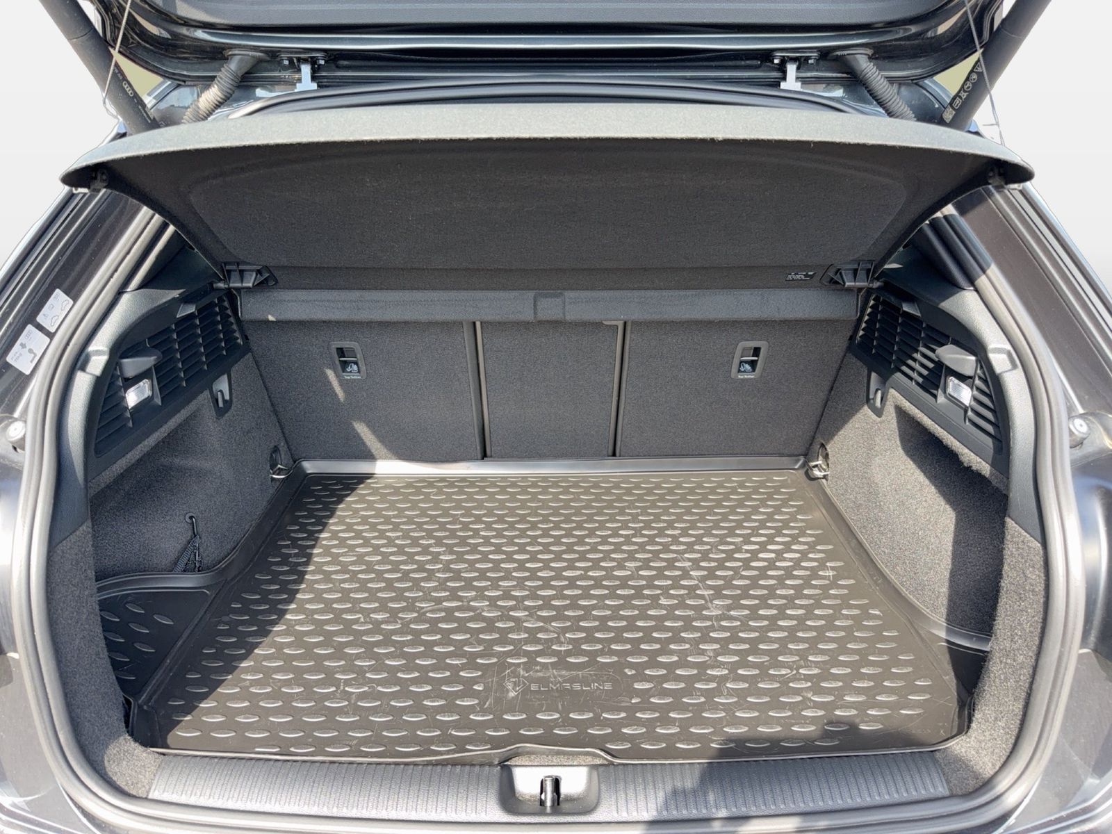 Fahrzeugabbildung Audi Q2 35 TDI quattro S tronic S linbe Matrix AHK LE - mit KI generiert/bearbeitet