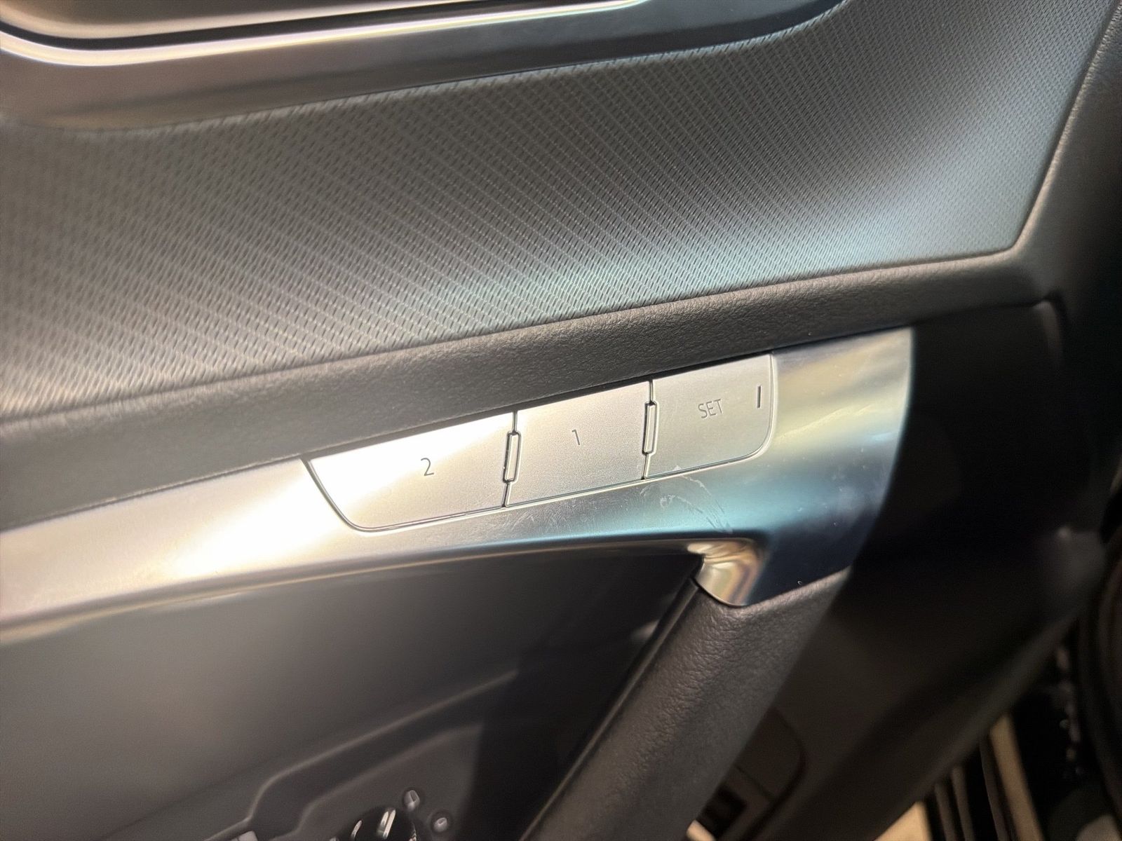 Fahrzeugabbildung Audi A6 Avant 40 TDI S tronic Navi Pano HUD AHK AHK