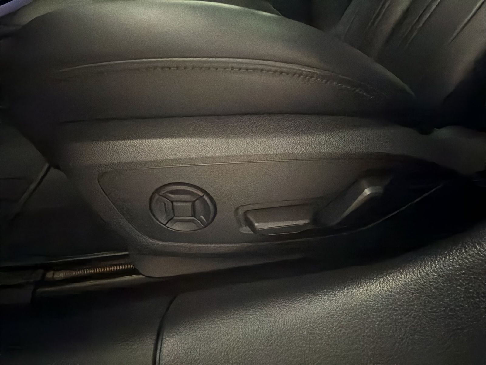Fahrzeugabbildung Audi A6 Avant 40 TDI S tronic Navi Pano HUD AHK AHK