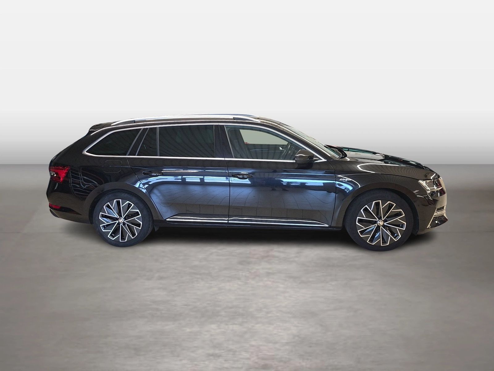 Fahrzeug autohaus mense Fahrzeugabbildung SKODA Superb Combi L&K 2.0l TDI 110kW 7-Gang-DSG AHK 4 - mit KI generiert/bearbeitet