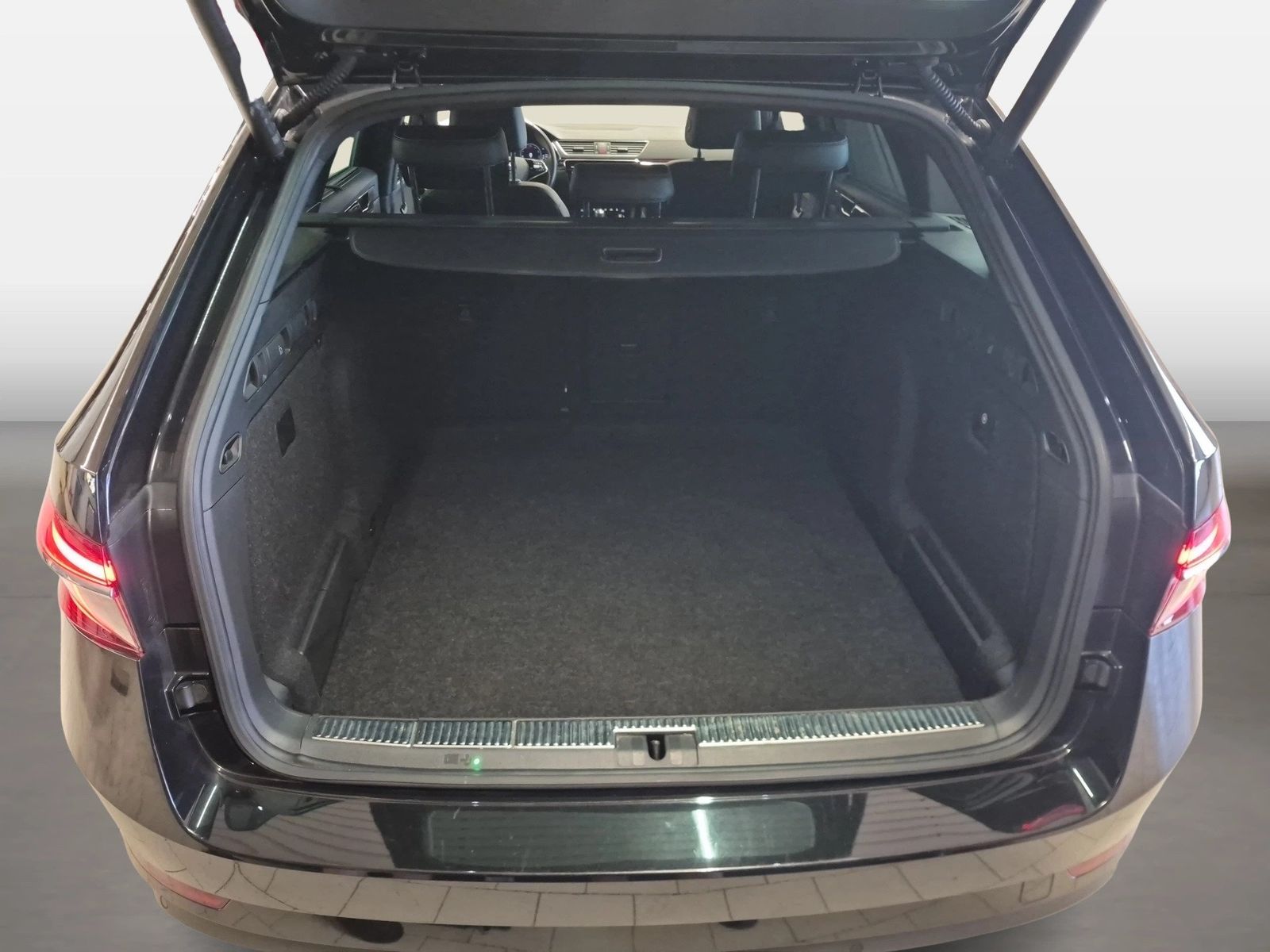 Fahrzeug autohaus mense Fahrzeugabbildung SKODA Superb Combi L&K 2.0l TDI 110kW 7-Gang-DSG AHK 4 - mit KI generiert/bearbeitet