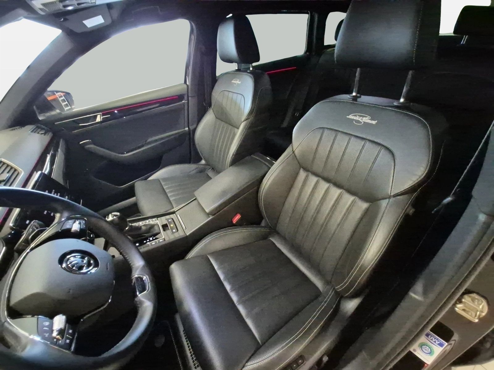 Fahrzeug autohaus mense Fahrzeugabbildung SKODA Superb Combi L&K 2.0l TDI 110kW 7-Gang-DSG AHK 4 - mit KI generiert/bearbeitet