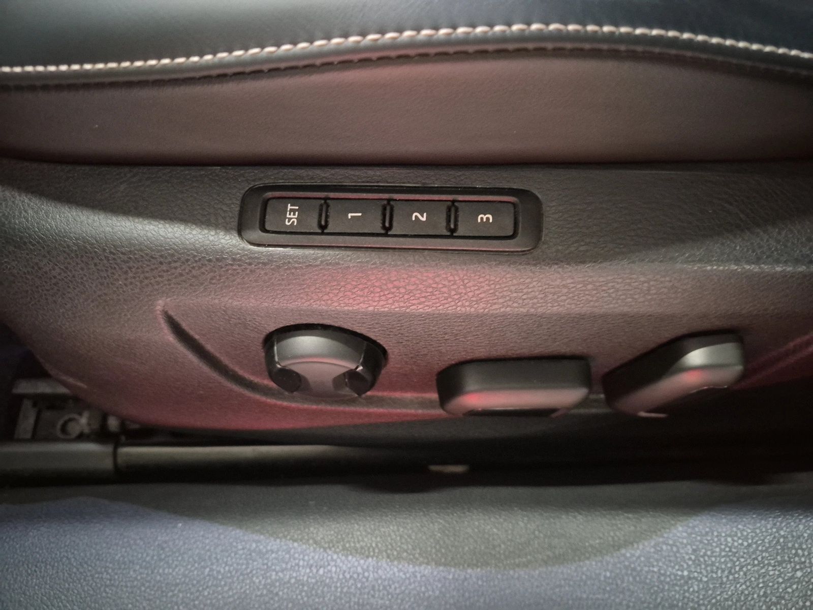 Fahrzeug autohaus mense Fahrzeugabbildung SKODA Superb Combi L&K 2.0l TDI 110kW 7-Gang-DSG AHK 4 - mit KI generiert/bearbeitet