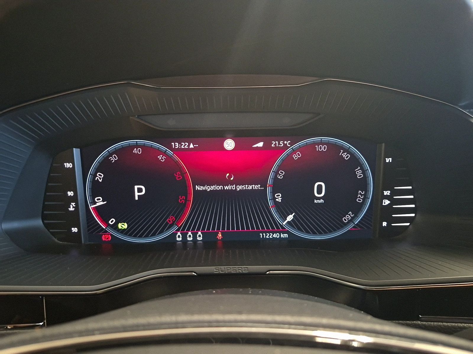 Fahrzeug autohaus mense Fahrzeugabbildung SKODA Superb Combi L&K 2.0l TDI 110kW 7-Gang-DSG AHK 4 - mit KI generiert/bearbeitet