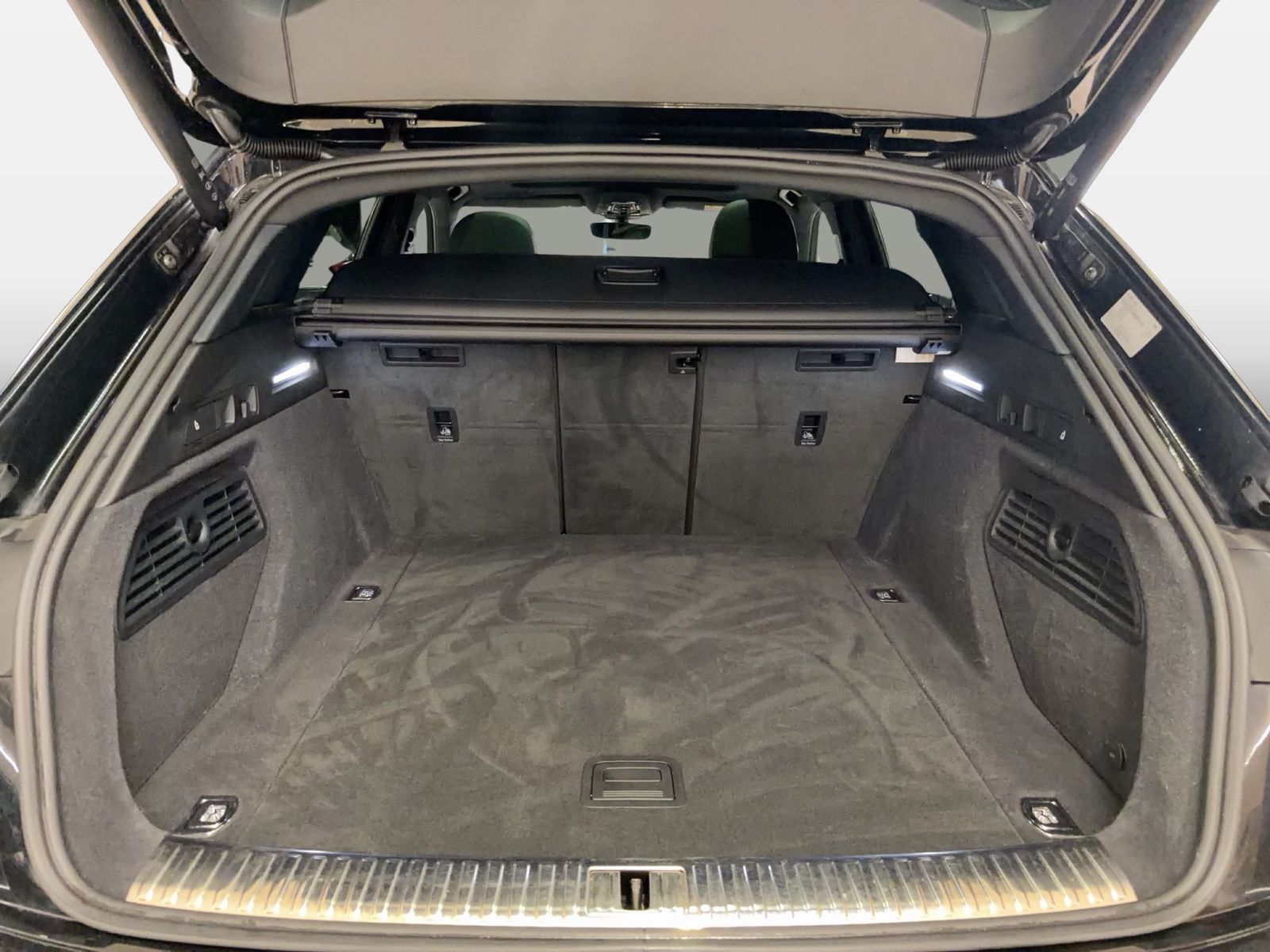 Fahrzeugabbildung Audi Q8 e-tron 50 quattro S line 2025 Matrix AHK HUD