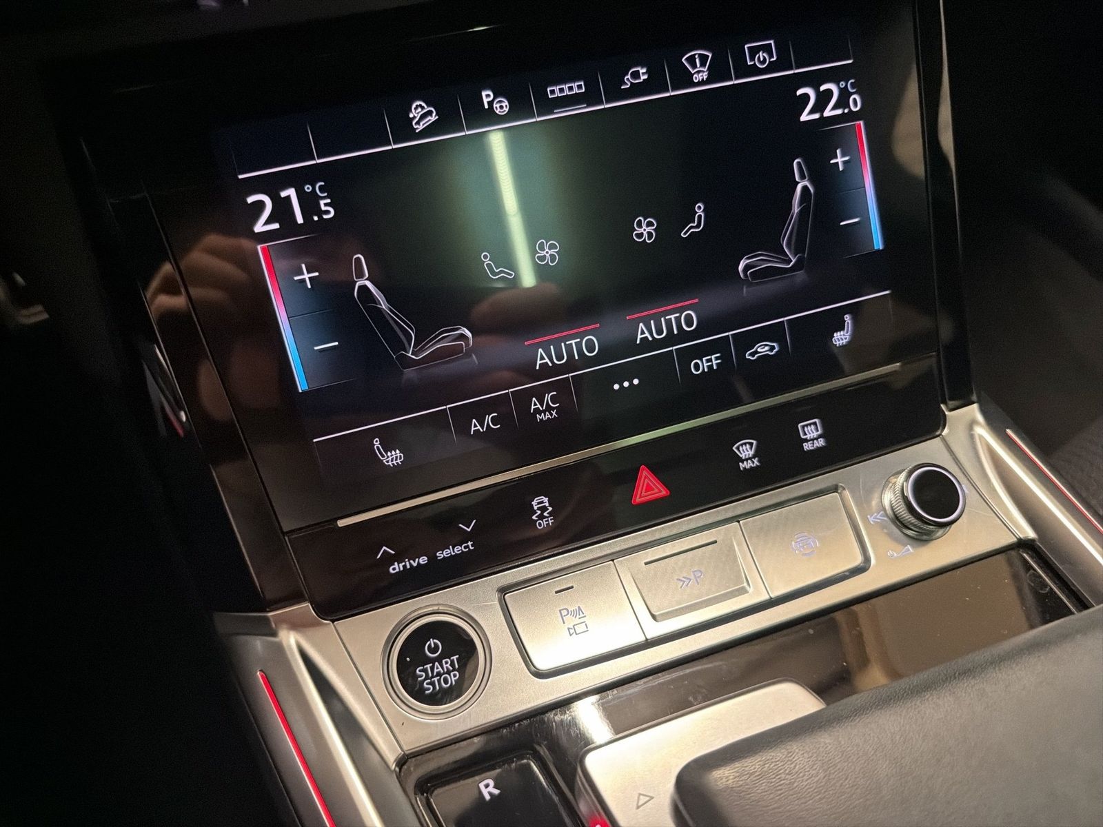Fahrzeugabbildung Audi Q8 e-tron 50 quattro S line 2025 Matrix AHK HUD