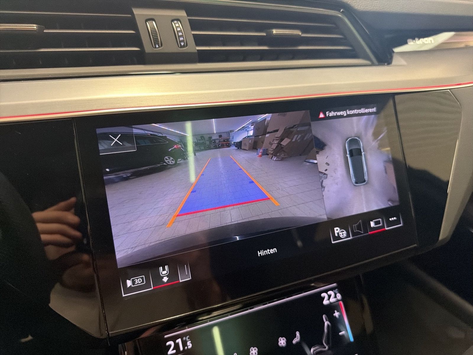 Fahrzeugabbildung Audi Q8 e-tron 50 quattro S line 2025 Matrix AHK HUD