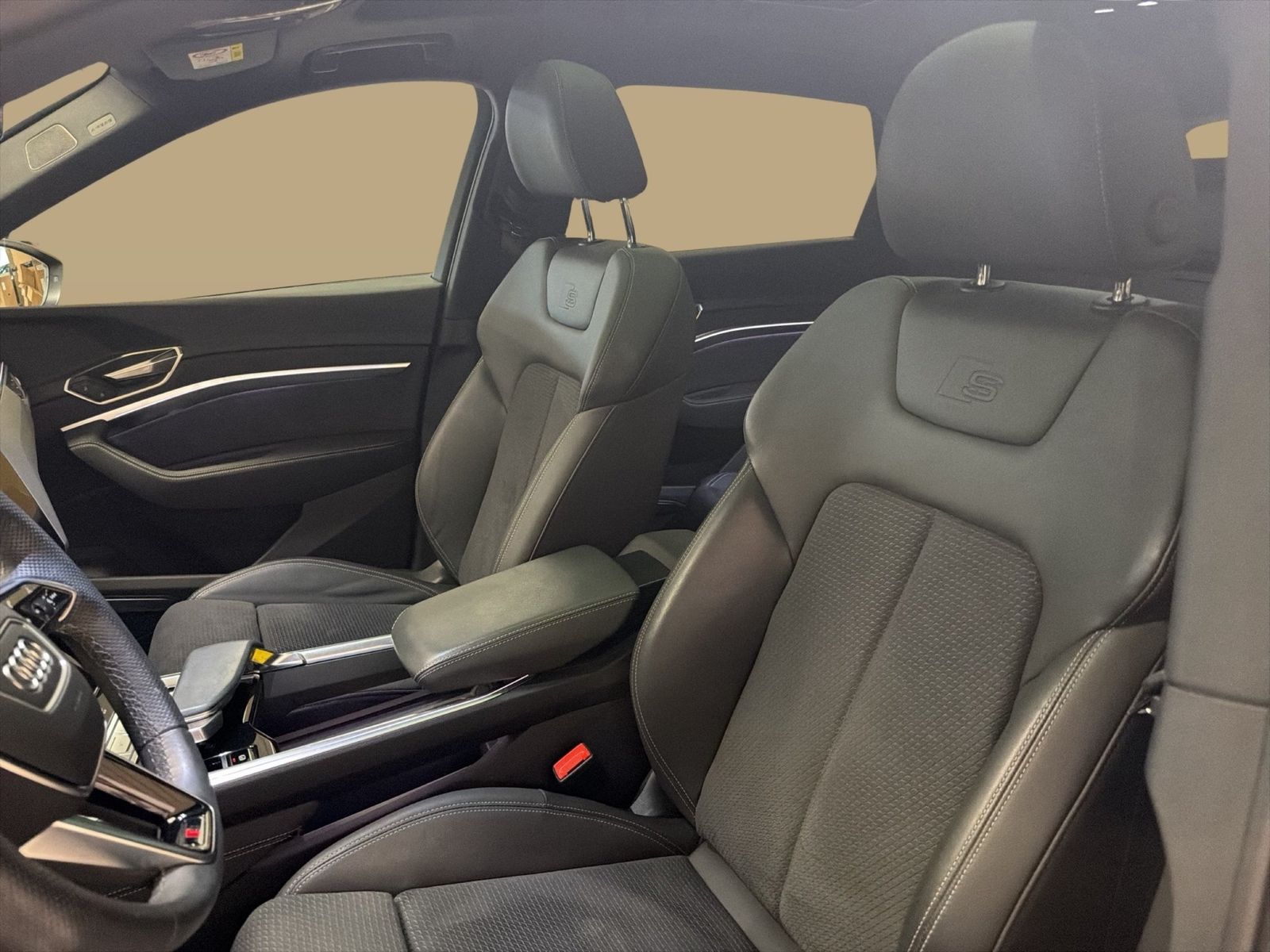 Fahrzeugabbildung Audi Q8 e-tron 50 quattro S line 2025 Matrix AHK HUD