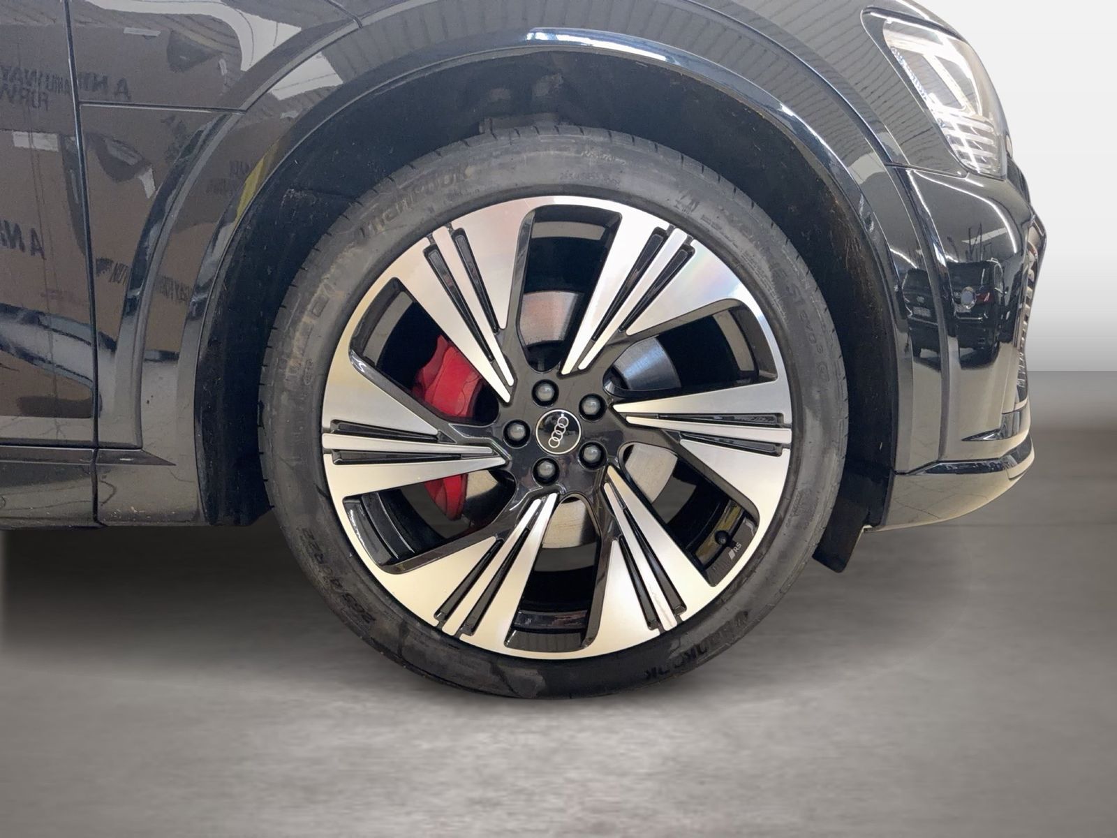 Fahrzeugabbildung Audi Q8 e-tron 50 quattro S line 2025 Matrix AHK HUD