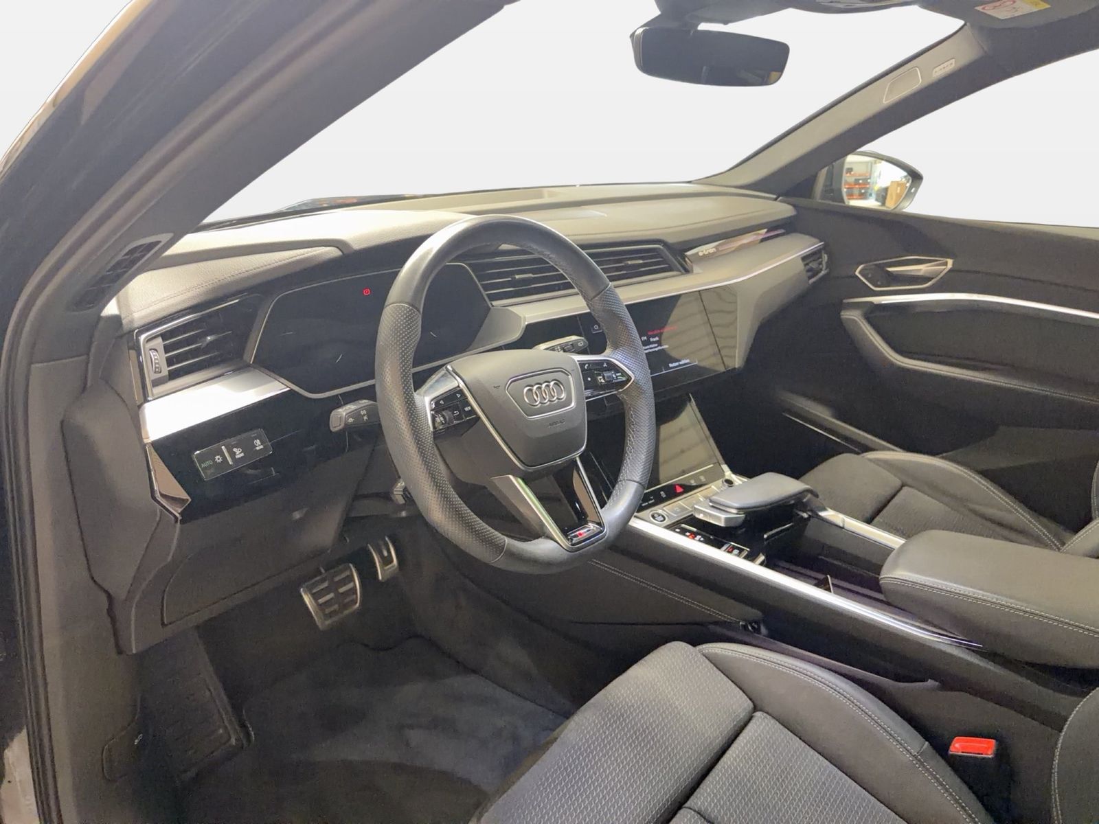 Fahrzeugabbildung Audi Q8 e-tron 50 quattro S line 2025 Matrix AHK HUD