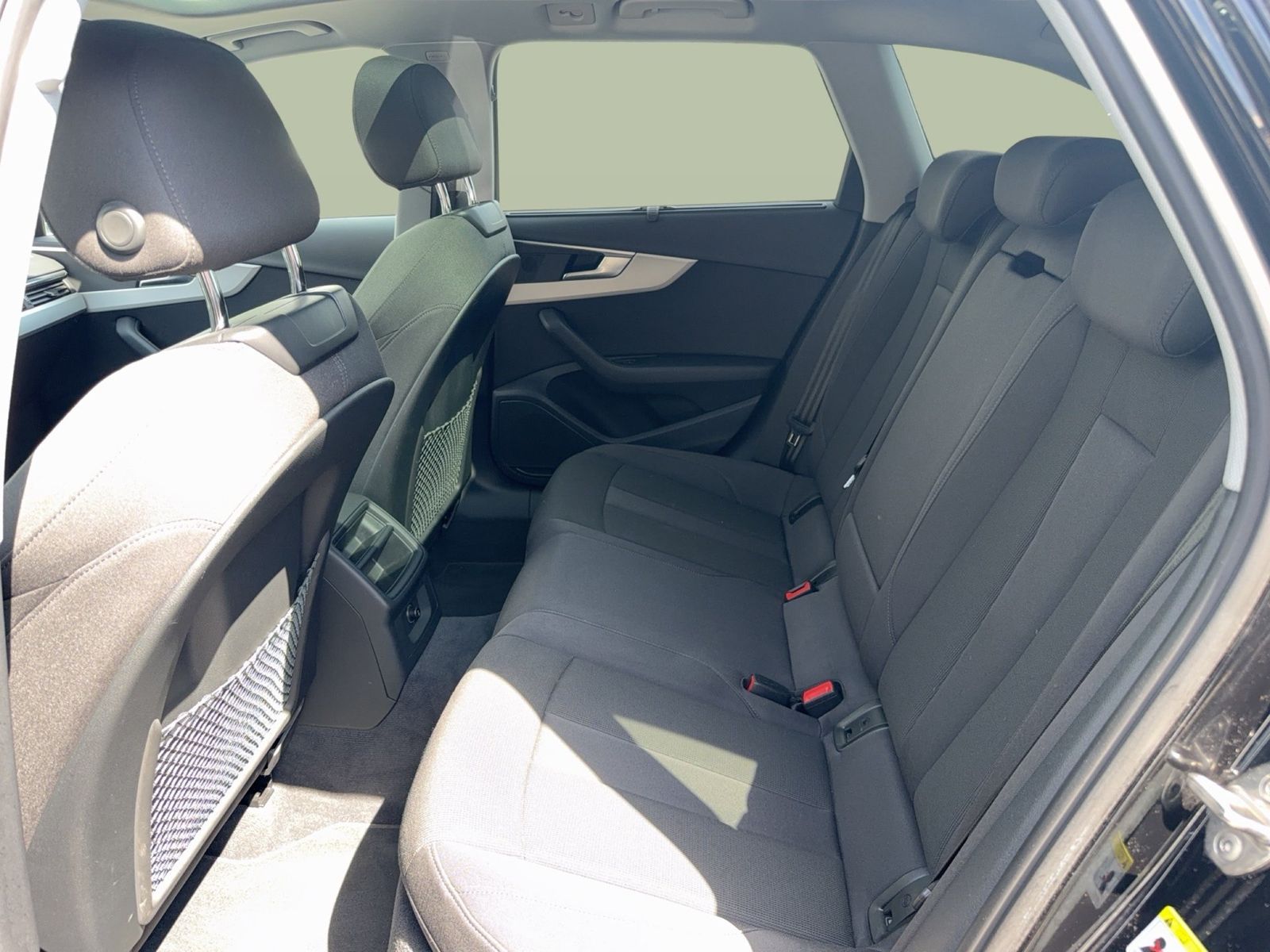 Fahrzeug autohaus mense Fahrzeugabbildung Audi A4 Avant 40 TDI S tronic Matrix AHK HUD - mit KI generiert/bearbeitet
